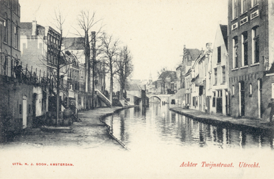 1856 Gezicht op de Oudegracht te Utrecht met rechts de Werf aan de Twijnstraat en op de achtergrond de Vollersbrug.N.B. ...